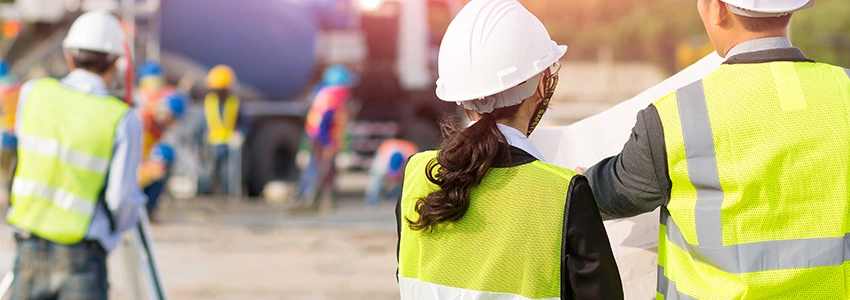 People wearing white hard hats and hi-vis on a contruction site HSS Training course